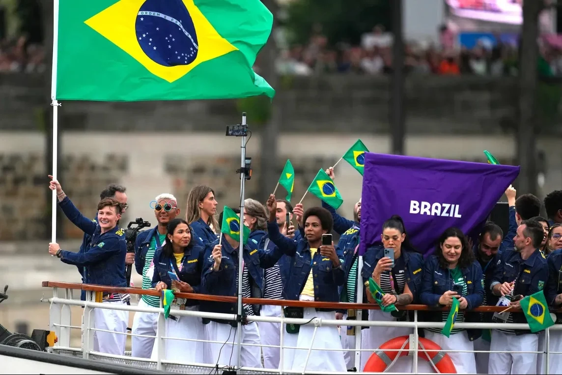hơn 10.000 vĐv đội mưa diễu hành trên sông seine trong lễ khai mạc olympic paris 2024 hình ảnh 9 Hơn 10.000 VĐV đội mưa diễu hành trên sông Seine trong lễ khai mạc Olympic Paris 2024