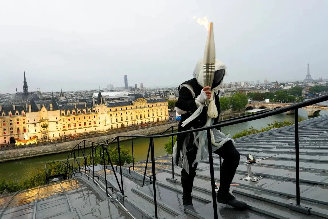 hơn 10.000 vĐv đội mưa diễu hành trên sông seine trong lễ khai mạc olympic paris 2024 hình ảnh 11 Hơn 10.000 VĐV đội mưa diễu hành trên sông Seine trong lễ khai mạc Olympic Paris 2024