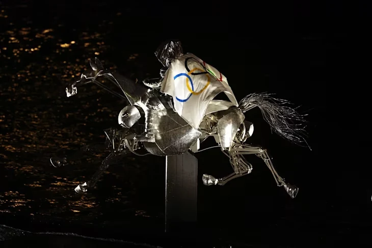 hơn 10.000 vĐv đội mưa diễu hành trên sông seine trong lễ khai mạc olympic paris 2024 hình ảnh 17 Hơn 10.000 VĐV đội mưa diễu hành trên sông Seine trong lễ khai mạc Olympic Paris 2024