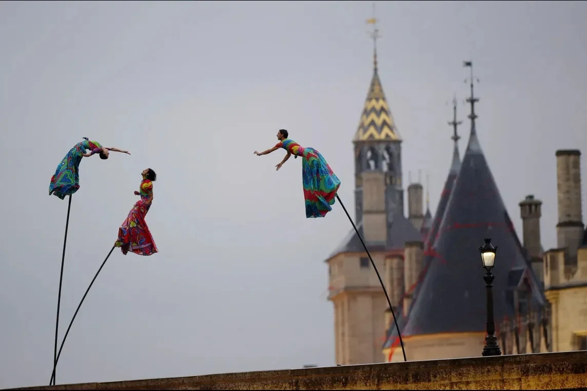 hơn 10.000 vĐv đội mưa diễu hành trên sông seine trong lễ khai mạc olympic paris 2024 hình ảnh 14 Hơn 10.000 VĐV đội mưa diễu hành trên sông Seine trong lễ khai mạc Olympic Paris 2024