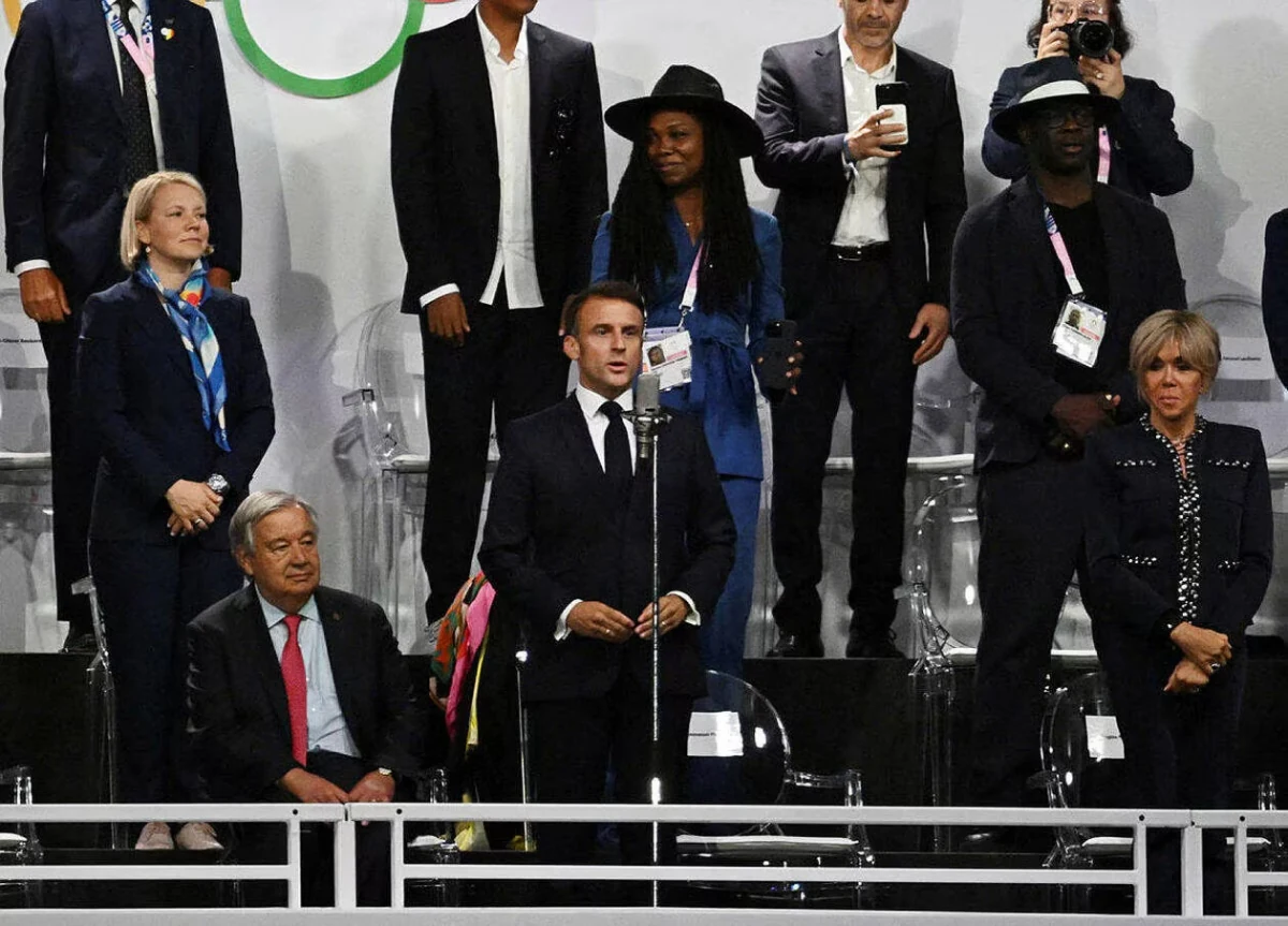 hơn 10.000 vĐv đội mưa diễu hành trên sông seine trong lễ khai mạc olympic paris 2024 hình ảnh 2 Hơn 10.000 VĐV đội mưa diễu hành trên sông Seine trong lễ khai mạc Olympic Paris 2024