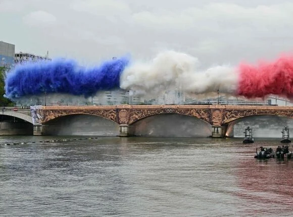 hơn 10.000 vĐv đội mưa diễu hành trên sông seine trong lễ khai mạc olympic paris 2024 hình ảnh 7 Hơn 10.000 VĐV đội mưa diễu hành trên sông Seine trong lễ khai mạc Olympic Paris 2024