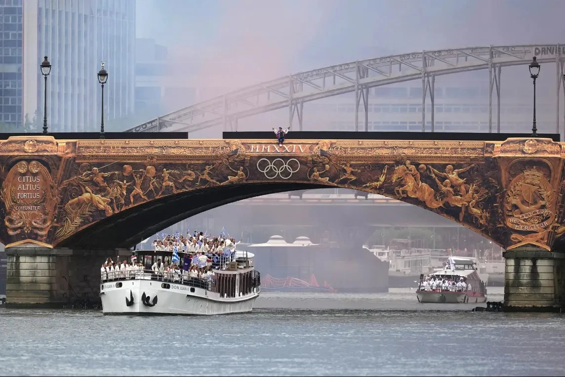 hơn 10.000 vĐv đội mưa diễu hành trên sông seine trong lễ khai mạc olympic paris 2024 hình ảnh 4 Hơn 10.000 VĐV đội mưa diễu hành trên sông Seine trong lễ khai mạc Olympic Paris 2024