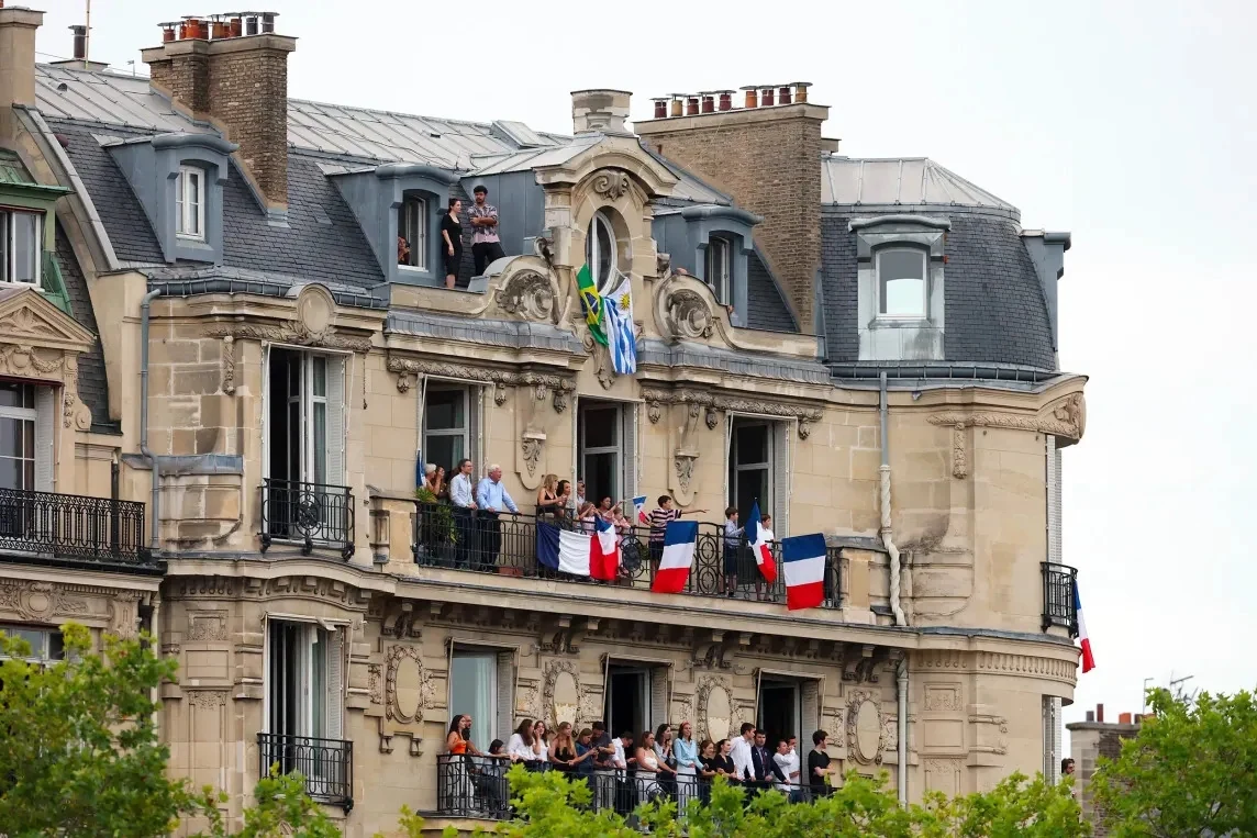 hơn 10.000 vĐv đội mưa diễu hành trên sông seine trong lễ khai mạc olympic paris 2024 hình ảnh 6 Hơn 10.000 VĐV đội mưa diễu hành trên sông Seine trong lễ khai mạc Olympic Paris 2024