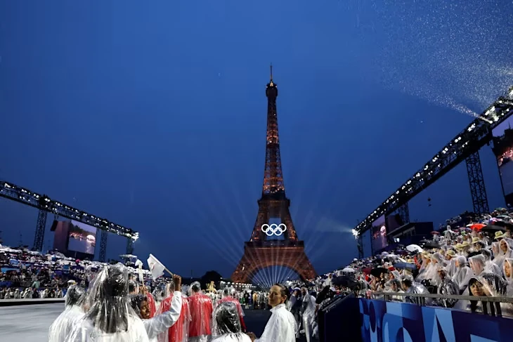 hơn 10.000 vĐv đội mưa diễu hành trên sông seine trong lễ khai mạc olympic paris 2024 hình ảnh 16 Hơn 10.000 VĐV đội mưa diễu hành trên sông Seine trong lễ khai mạc Olympic Paris 2024