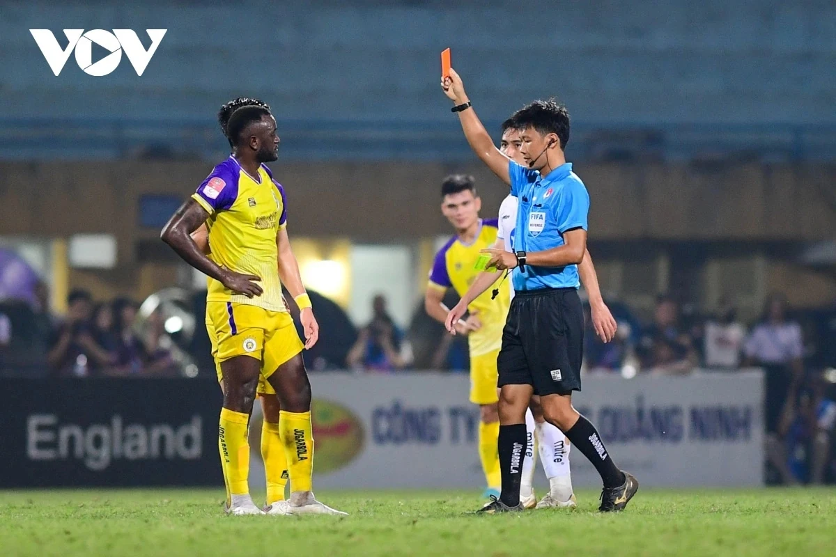 vòng 8 v-league 2024 2025 trọng tài gây tranh cãi gay gắt, hlv bị thẻ đỏ hình ảnh 1 Vòng 8 V-League 2024/2025: Trọng tài gây tranh cãi gay gắt, HLV bị thẻ đỏ
