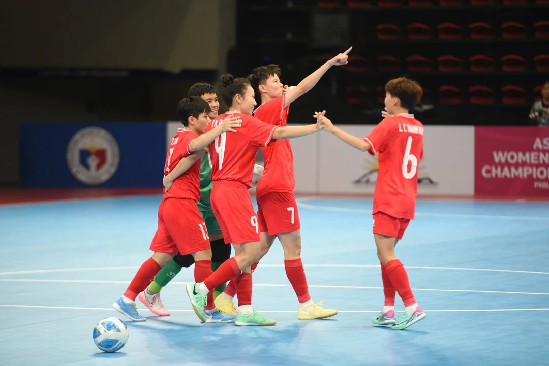 chùm ảnh Đt futsal nữ việt nam nâng cao cúp vô địch giải futsal nữ Đông nam Á hình ảnh 1 Chùm ảnh ĐT Futsal nữ Việt Nam nâng cao cúp vô địch giải Futsal nữ Đông Nam Á