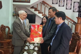 Phó Bí thư Thường trực Tỉnh ủy, Chủ tịch HĐND tỉnh Nguyễn Đăng Quang thăm, chúc Tết gia đình cán bộ lão thành cách mạng