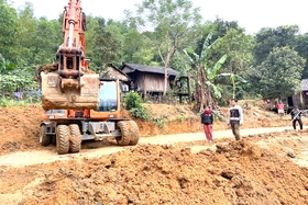 2 anh em người Vân Kiều hiến đất mở đường