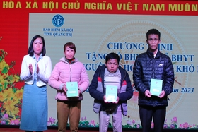 Tặng sổ BHXH, thẻ BHYT cho người có hoàn cảnh khó khăn nhân dịp tết Nguyên đán