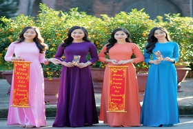 Duyên dáng áo dài ngày xuân