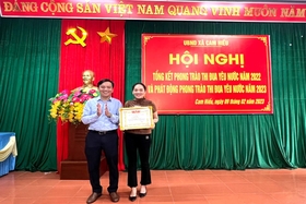 Cam Lộ: Khen thưởng phụ nữ trả lại hơn 15 triệu đồng cho người đánh rơi