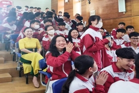 Học sinh yêu sớm, nên cấm đoán hay “vẽ đường”
