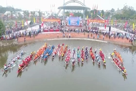 Đua thuyền truyền thống ở Hải Lăng