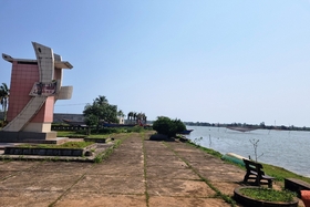 Bên dòng sông đá đổ mồ hôi