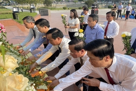 Lãnh đạo tỉnh dâng hoa tưởng nhớ Tổng Bí thư Lê Duẩn