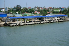 14 chủ tàu thuyền kêu cứu do luồng lạch tại cảng cá Cửa Tùng bị bồi lấp
