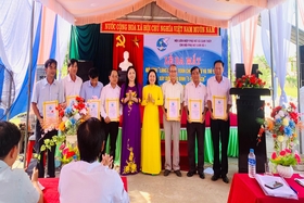 Hội Liên hiệp phụ nữ xã Cam Thủy công nhận 7 nam giới là hội viên danh dự