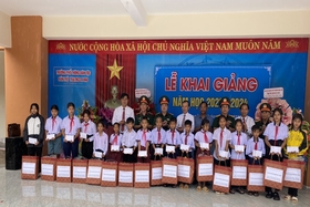 Trao kinh phí hỗ trợ dự án “Cán bộ, chiến sĩ quân đội nâng bước em đến trường” năm 2023