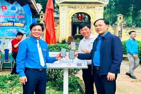 Áo xanh “số hóa” sử vàng
