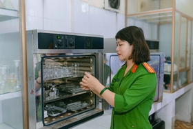 Nữ giám định viên yêu nghề