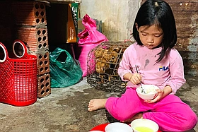 Hoàn cảnh éo le của gia đình chị Nhi