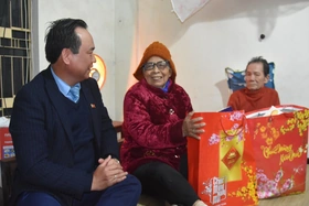 Chủ tịch UBND tỉnh Võ Văn Hưng thăm, chúc Tết các gia đình chính sách
