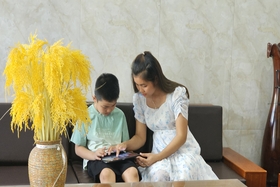 Nỗi lo trẻ “nghiện” thiết bị điện tử trong kỳ nghỉ hè