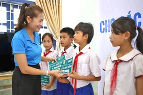 Xây dựng người phụ nữ thời đại mới trong nữ công nhân, viên chức, lao động