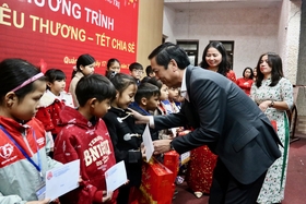 Hội Khuyến học tỉnh Quảng Trị tặng 180 suất quà Tết cho học sinh, sinh viên nghèo hiếu học
