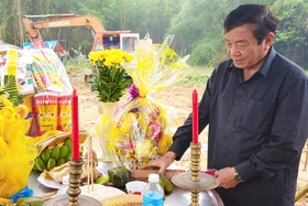 Người sưởi ấm anh linh các liệt sĩ