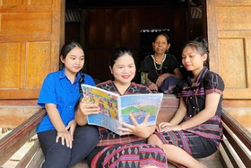Cô giáo người Pa Kô và tình yêu văn hóa dân tộc