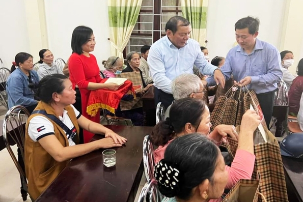 Bộ trưởng Bộ Văn hóa, Thể thao và Du lịch Nguyễn Văn Hùng thăm và tặng quà Tết tại Quảng Trị