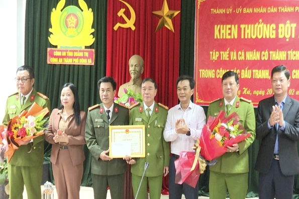 Khen thưởng đột xuất lực lượng Công an TP. Đông Hà về thành tích phá đường dây đưa người Trung Quốc vượt biên trái phép