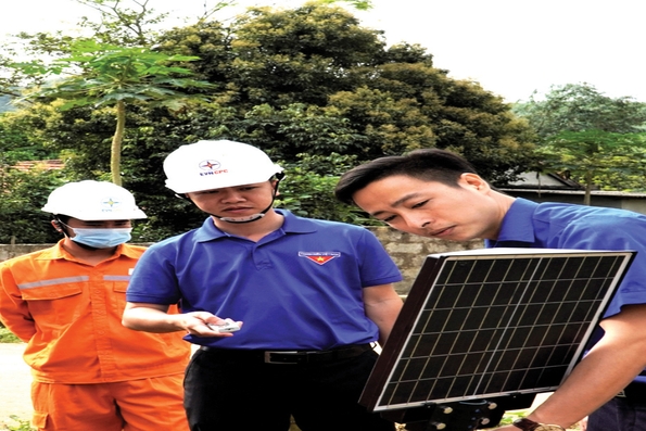 Phóng sự ảnh: Đoàn thanh niên PC Quảng Trị với công trình “Thắp sáng đường quê”