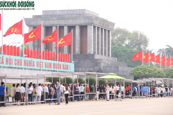 Hàng ngàn người xếp hàng vào Lăng viếng Bác trong ngày sinh nhật Người