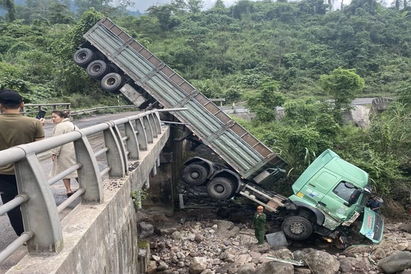 Xe tải lao xuống vực sâu bên Quốc lộ 15D, lái xe bị thương nặng