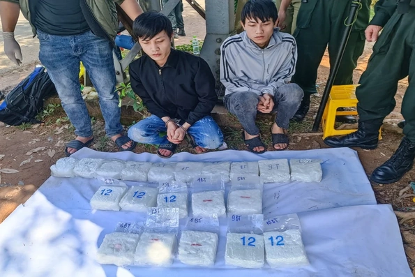 Bắt giữ 2 anh em ruột vận chuyển thuê 20 kg ma túy đá