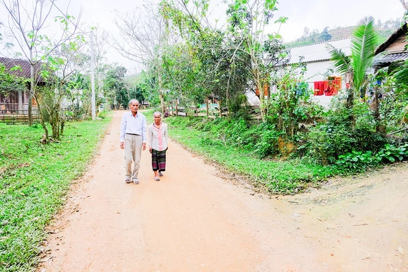 “Bóng cả” ở thôn Xà Lời hiến đất làm đường