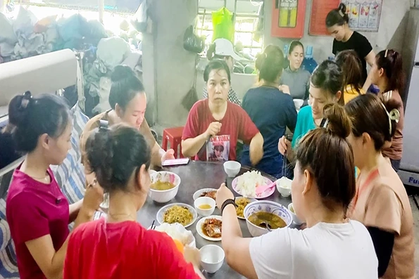 Nâng cao chất lượng bữa ăn ca cho người lao động