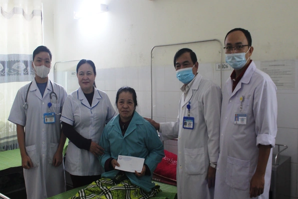 Đổi mới phong cách, thái độ đón tiếp làm hài lòng người bệnh