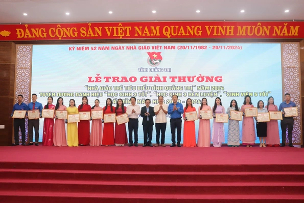 Trao Giải thưởng “Nhà giáo trẻ tiêu biểu” và tuyên dương học sinh, sinh viên xuất sắc