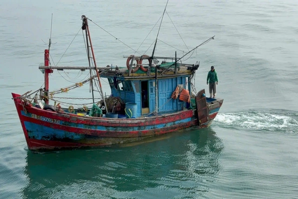 Liên tiếp phát hiện tàu cá đánh bắt hải sản không đúng quy định
