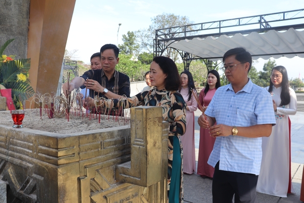 Đảng ủy các cơ quan Đảng tỉnh tổ chức hoạt động về nguồn