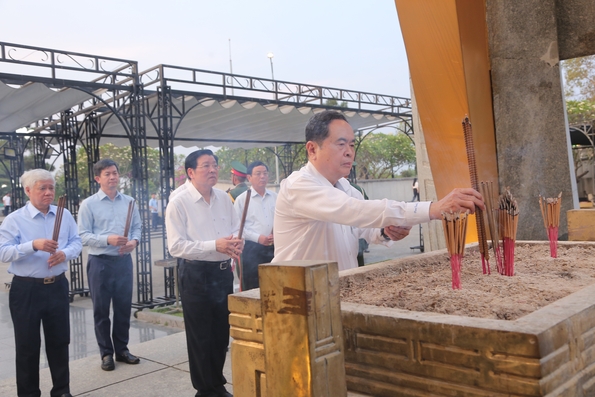 Chủ tịch Quốc hội Trần Thanh Mẫn viếng 2 Nghĩa trang Liệt sĩ quốc gia Trường Sơn và Đường 9