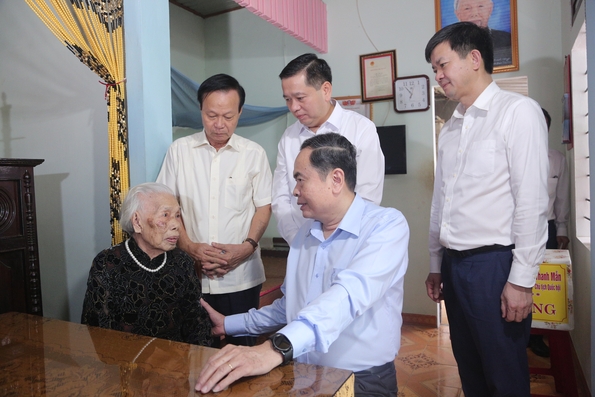 Chủ tịch Quốc hội Trần Thanh Mẫn thăm gia đình chính sách và dâng hoa tại Thành Cổ Quảng Trị