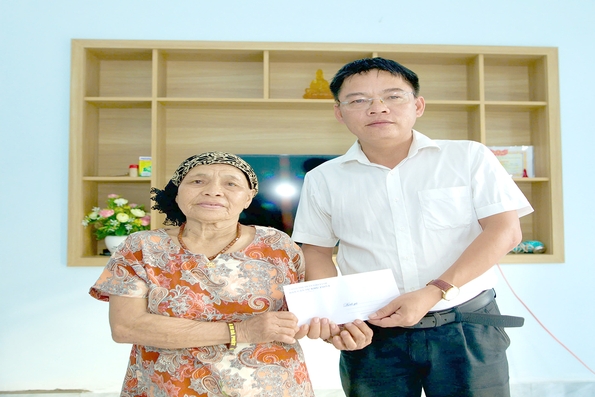 Người cán bộ tận tụy vì cộng đồng