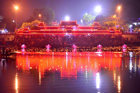 “THẮP LỬA” trên dòng sông thiêng