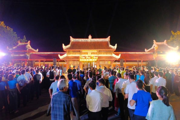Tổ chức trang trọng lễ hoa đăng tưởng niệm các anh hùng liệt sĩ trên sông Thạch Hãn