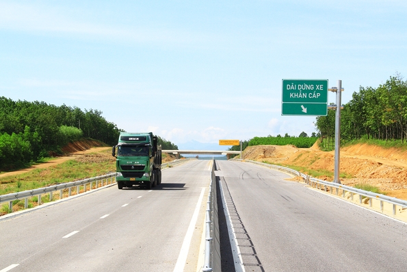 Tăng tốc thi công để cao tốc Vạn Ninh - Cam Lộ kịp thông xe kỹ thuật ngày 10/7